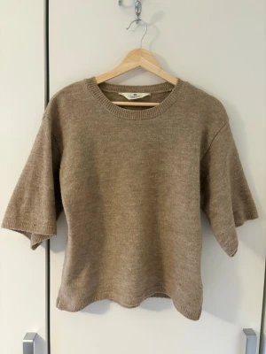 Stickad tröja - Trekvartsärmad stickad tröja från HM💕Den är i fint skick, den har knappt noppror men kan finnas någon enstaka. Den är i barnstorlek men passar på mig (vuxen) som vanligtvis brukar ha xs/s i toppar!❤️