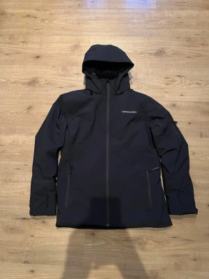 Peak Performance Jacka - Säljer denna otroligt praktiska skidjacka / allvädersjacka från Peak Performance i nästintill nyskick! Storlek 170 / 15 år, vind och vatten tålig samt otroligt varm✅ Pris kan diskuteras vid snabb affär, skriv gärna vid funderingar.