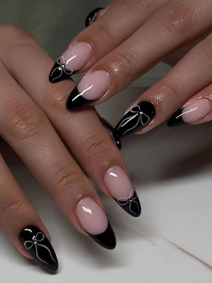 ✨Handgjorda lösnaglar✨ - Svart och nude nageldesign med rosetter. Perfekt för dig som gillar trendiga och unika naglar. Skriv gärna vid frågor, önskemål eller storlek! Pris kan diskuteras💖