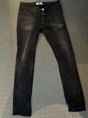 Svarta skinny jeans från Acne Studios - Svarta jeans från Acne Studios, modell Roc Cash. Jeansen passar dig som gillar slim fit jeans och storleken på jeansen är 30/34. 