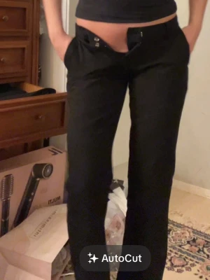 Svarta kostymbyxor med rak passform - Säljer ett par svarta kostymbyxor med rak passform, låg midja och slits vid benets slut💕 Midjemått: 36, Innerbenslängden 77. står 38 men tycker de sitter som xs/s