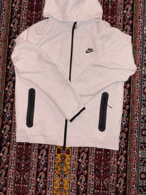 Nike Tech fleece - Säljer min gamla nike tech fleece där jag inte längre har användning av de. Den har inga tecken på användning, har använt den max 2 gånger