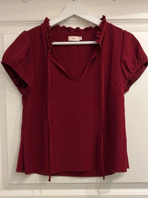 Vinröd blus från Nelly - Använd någon gång. Superfin passform. Tyvärr för liten för mig nu.