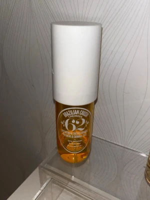 Sol de janerio 62 - Säljer min sol de janerio 62 body mist, den luktar tropiskt och gott, det röda strecket visar hur mycket det finns kvar i den (se bild 2)