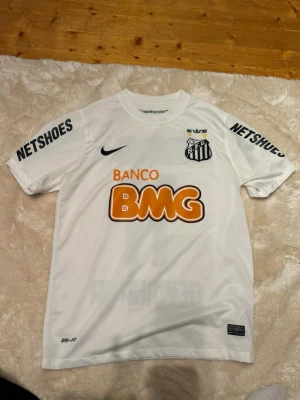 Vit Santos FC Neymar Jr tröja - Säljer en vit Santos FC matchtröja från Nike med Neymar Jr och nummer 11 på ryggen. 