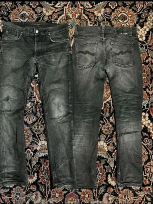 Vintage Nudie jeans  - Sjukt snyggt tvättade nudie jeans med coola lagningar. De finns lagningar i skrevet men dem syns inte så mycket när man går. Och sen hål vid benet. Modellen är lean Dean vilket är slim pasform. 