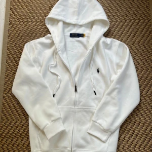 Vit hoodie från Polo Ralph Lauren - Vit hoodie från Polo Ralph Lauren strl S. Hämtas i sthlm eller köparen står för frakt.