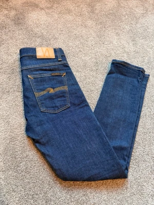 Nudie Lean Dean  - Nudie jeans i storlek 30x32 i modellen lean dean. Riktigt feta jeans i dry denim, så kommer få snygga fades med tiden. | Midja: 42cm | Lår: 25cm | Ytterbenslängd: 105cm | Benöppning: 17cm| Även markerade med första användningsdatum på insidan så man vet hur länge dom har varat. Nypris: 1400kr, mitt pris: 799kr. Kvitto finns vid behov, skriv vid minsta fundering!