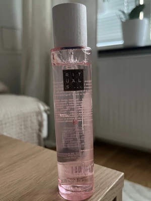 Rituals Sakura Cherry Blossom Mist - Fräsch hår- och kroppsmist med cherry blossom från Rituals. Volym: 50 ml. Helt oanvänd❤️