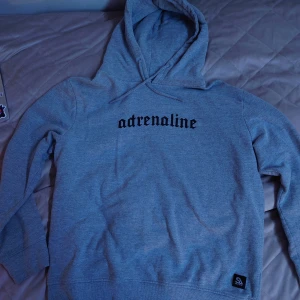 Grå Hoodie med tryck  - Nice hoodie med ett clean och snyggt tryck.