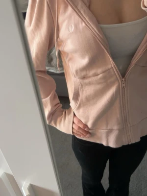 Ljusrosa sip up hoodie  - Säljer en ljusrosa sip up hoodie från Fred Perry i storlek 42.💕