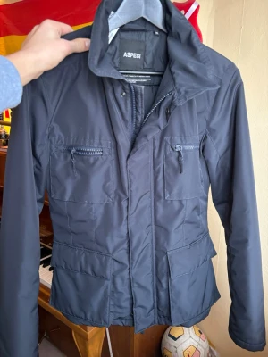 Navy blå Aspesi fieldjacket - Navy blå feel jacket med fickor, använd sparsamt och sitter storlek XS. Hör av dig vid minsta fundering och jag fraktar alltid en till två dagar efter beställningen! (Luva ingår)  Priset kan diskuteras vid snabb affär 😊