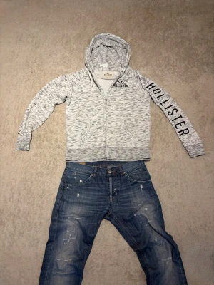 Ziphoodie från Hollister - Säljer denna skitsnygga ziphoodie från Hollister. Superskön och lätt perfekt att ha under jackan nu på vintern. 