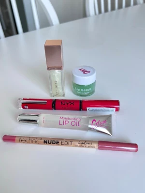 Läpp-kit med läppglans, olja, penna & skrubb - Säljer ett läppkit med NYX röd läppglans, Technic Nude Edit läppenna i rosa nude, Glam of Sweden Lip Scrub Green Apple, BTY NAKD skimrande läppglans  och Glam of Sweden Moisturizing Lip Oil. Allt är oanvänd förutom det röda läppglansen från NYX och det glittriga läppglaset från NA-KD, vilka är testade.