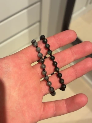 Armband från Montéva - Säljer mina två armband från Montéva. Deras smaragdarmband och labradorit armband. De är så gott som nya och skicket precis som nytt. Fråga gärna om ni undrar något😁