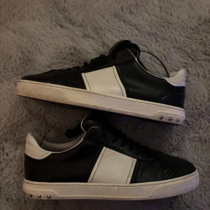 Valentino flycrew  - Säljer mina valentino flycrews. Skick 8/10 riktigt fint skick det ända felet är att några nitar är utbytta men det syns inte. Fraktas inom 48 timmar. Skickar även med lite extra nitar😀