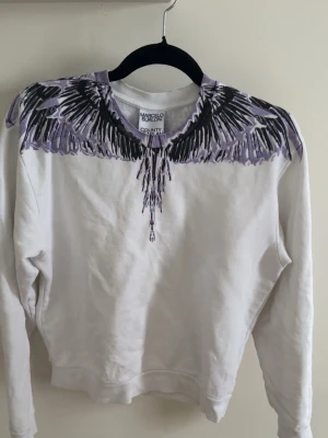 Marcelo Burlon tröja - Tja, säljer denna feta Marcelo burlon tröja. Storleken är 14y men sitter som xs. Skicket är väldigt bra och de är bara att höra av er vid funderingar // NILO