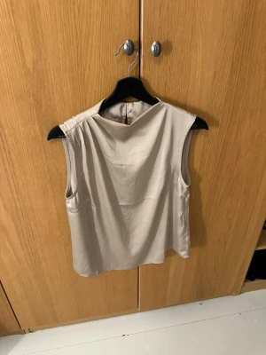 Fin Satin tröja - Säljer en fin satin tröja utan armar. Finns ingen lapp på tröjan längre men den sitter som en S. Den kommer ifrån vila. 