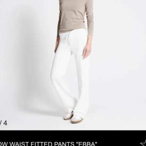 low waist fitted pants  - Snygga vita byxor med breda ben och snörning i midjan. Modellen är lågmidjad och har en loose passform som ger en chill vibe. Perfekta att matcha med sneakers och en enkel topp. Materialet ser ut att vara mjukt och bekvämt, troligen bomull eller syntet. storlek xs och helt nya endast testade från lager 157🥰🥰