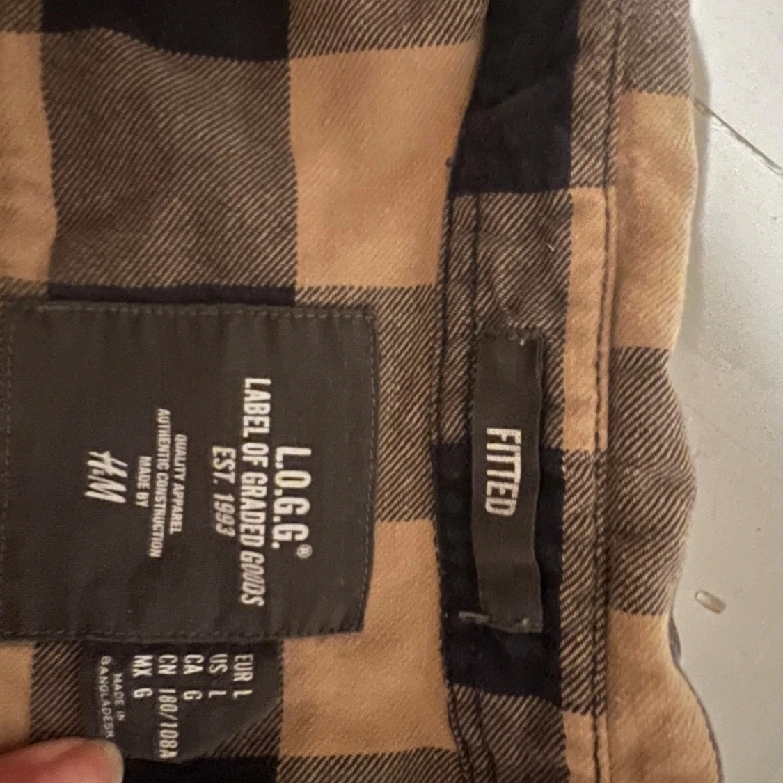 Rutig beige och svart skjorta - 4