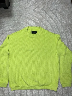 Stickad tröja från Reserved - ag-mönster och är långärmad med rund hals. 