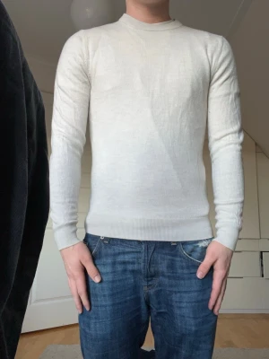 Krämvit tröja från These Glory Days - Krämvit tröja från These Glory Days i storlek S men passar även XS. Färgen på bild 2 och 3 är mörkare pågrund av ljuset. Tröjan ser ut som på bild 1. Modellen är 172 cm.