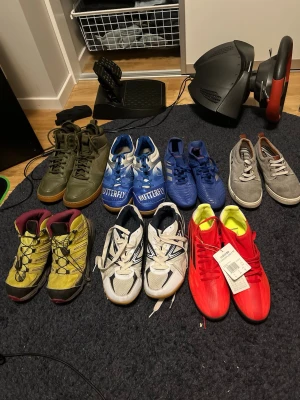 Olika skor - Diverse olika skor i olika märken och olika användningsområden. Allt från vinterskor till fotbollsskor. Hör av dig om du har frågor eller vill ha fler bilder på ett specifikt par. 199kr styck men pris går att deiskutera. 
