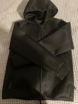 Moncler jacka - MAGLIA APERTA CON CAPPUCCIO ZIP UP CARDIGAN. Använd fåtal gånger. Storlek M. Nytt skick. Pris: 5500kr. Är även öppen för bud.