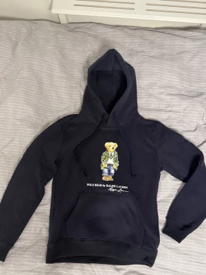 Mörk blå POLO BEAR by RALPH LAUREN hoodie - Säljer en riktigt snygg polo bear hoodie för ett rimligt pris. Sjukt bekväm och helt oanvänd. Kom  för frågor😁👍🏼