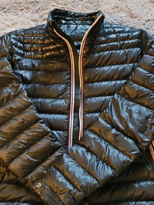 Svart Moncler daniel pufferjacka herr - Mycket gott skick Storlek 2 passar dig som har S. Självklart äkta, garanterar! Skickas eller hämtas i Stockholm. 