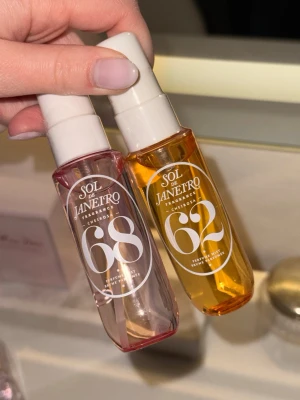 Sol de Janeiro Cheirosa duo 68 & 62 - Två trendiga Sol de Janeiro Cheirosa mister, nr 68 och 62. Perfekta att ta med i väskan, varje flaska innehåller 30 ml. Helt nya och oöppnade (se bild 3). Pris kan diskuteras 🫶💕