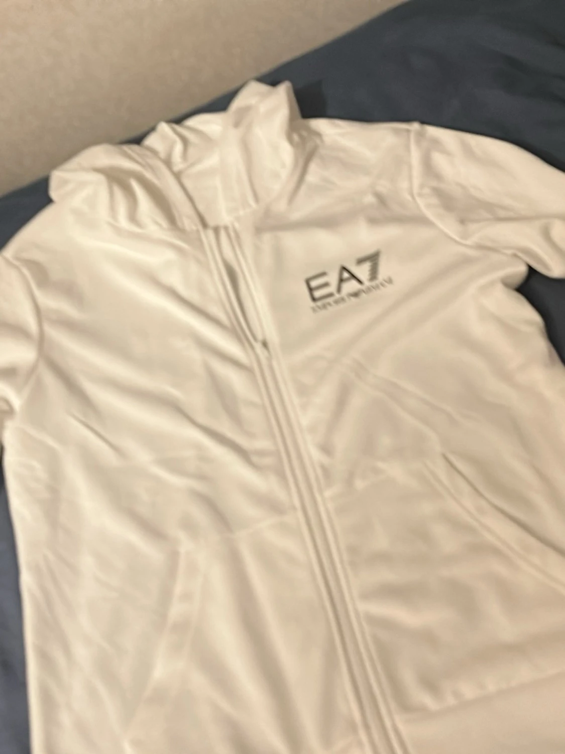 Vit vindjacka från EA7 Emporio Armani