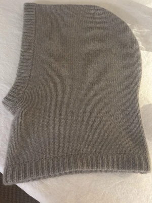 Balaclava från soft goat - Säljer en enkel och stilren grå stickad balaclava med ribbad kant vid hals och nederkant. Färgen är greige 