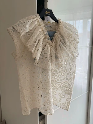 Sommar topp från Wera - Super fin topp utan tecken på användning. Passar storlek M