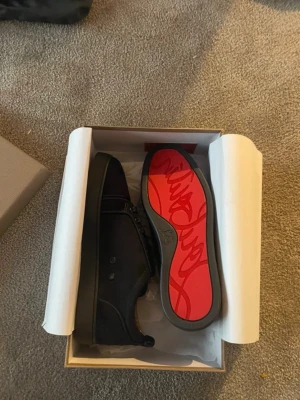 Svarta Christian Louboutin sneakers - Säljer dessa skor för att behöver pengar akut därför säljs dom biligt. Pris kan diskuteras och kan bevisa att det är äkta. Hör av er bara