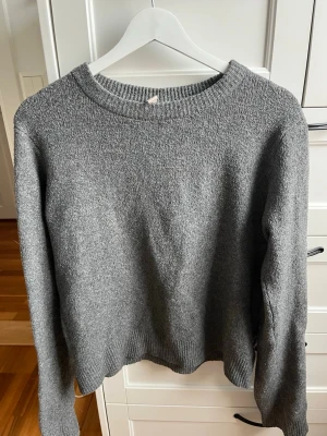 Grå stickad tröja från Nelly - Jätte skön tröja som inte sticks. Något nåprig därefter lågt pris. Storlek S 