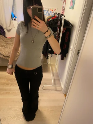 Tajt tshirt från Gina!❤️❤️ - Säljer en ljusgrön, tight och basic t-shirt med korta ärmar från gina. Modellen är figurnära och stretchig i bra skick!😽😽
