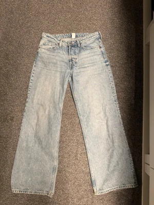 Jeans från H&M - Lågmidjade jeans från H&M, endast använd 2 gånger.