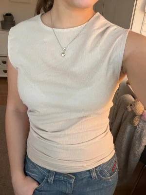 Beige draperad topp - Stilren, snygg beige draperad topp från HM, använd någon gång men inga defekter. I storleken XS💕