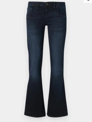 ltb valerie jeans bootcut  - Säljer ett par mörkblå bootcut jeans från Only med klassisk femficksdesign och låg midja. Jeansen har en snygg utsvängd passform nertill och är gjorda i stretchig denim för skön känsla. Perfekt till sneakers eller boots.