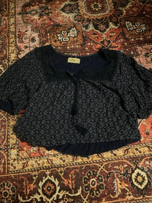 Mörkblå blus från Hollister - Säljer en mörkblå blus från Hollister 
