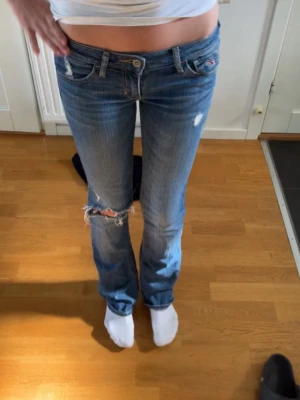 Hollister jeans - Säljer ett par blå bootcut jeans från hollister med låg midja och snygga slitningar på benet. Skriv till mig innan köp. Inte säker att jag vill sälja💞 