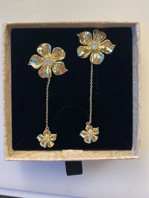 Örhängen  - Örhängen från ioaku i guld. Dessa är helt nya och aldrig använda. Fick dubbelt av dessa i julklapp vilket är anledningen till att jag säljer de.🩷