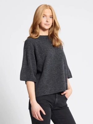 Mörkgrå stickad tröja med vida ärmar - Mysig mörkgrå stickad tröja från H&M med rund halsringning och trekvartsärmar. Tröjan har en loose passform och är perfekt för lager-på-lager under höst och vinter. Enkel och stilren design som funkar till det mesta.