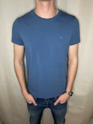 Tommy hilfiger t-shirt - Hej! Nu har vi fått in en Tommy Hilfiger T-shirt i Stolek L men sitter slim så mer åt M. Skicket är mycket bra, som ny!! Pris 99kr✅ Hör av er vid frågor! Postar samma dag! // Studio II Resell
