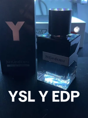 YSL Y Eau de Parfum 100ml - YSL Y Eau de Parfum i en stilren flaska, perfekt för dig som vill ha en ikonisk doft på hyllan. Volymen är 60 ml och flaskan är påfyllningsbar. Snygg design som passar in i alla miljöer.