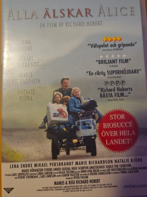 Alla älskar Alice  - "Tolvåriga Alices föräldrar bryter upp från varandra under dramatiska omständigheter när pappa Johan blir förälskad i grannkvinnan. Alice och hennes lillebror hamnar i kläm när föräldrarna inte vill samma sak som barnen." Från 7år (inspelad 2002)