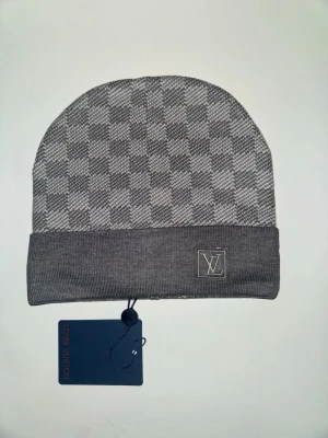 Grå mössa - Helt ny grå mössa från L.v mössan har aldrig används och den är i one size. Kommer passa perfekt till vem som helst. (Ej original) 