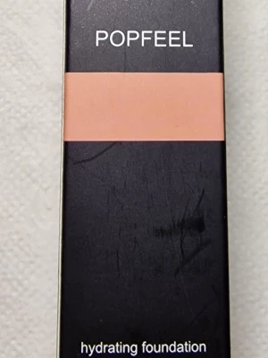 Popfeel Flawless Satin Foundation. Färg FO02 - Popfeel Flawless Satin Foundation i nyansen FO02. Kommer i en praktisk pumpflaska med svart lock och transparent botten. Färgen är ljus beige och formulan är återfuktande med satin-finish. Perfekt för dig som vill ha en jämn och naturlig bas.