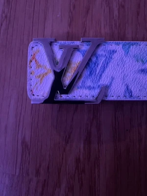 L och V bälte - Säljer ett L och V bälte passar med allt och alla skicka gärna prisförslag bältet är 105cm långt.